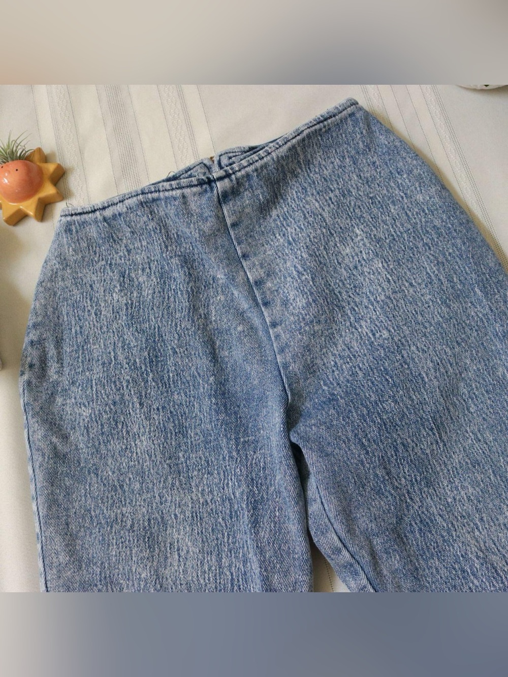 Vintage 80's style acid wash capris with bow zippers on back - Picture 4 of 8